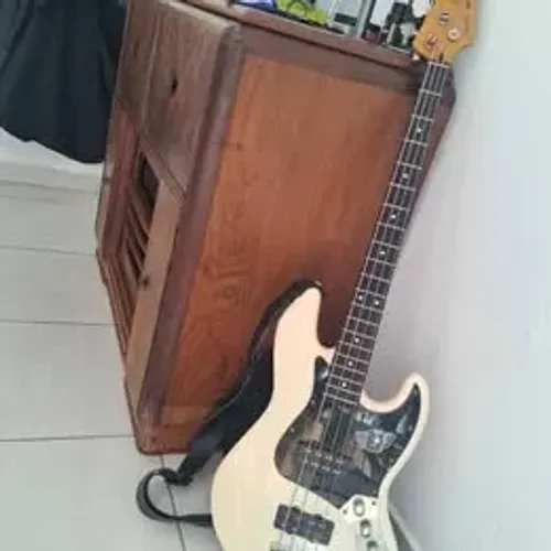 Baixo Fender jazz bass modern play 4 cordas.