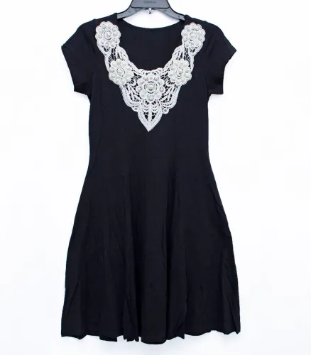 Vestido com detalhe de pérolas no decote