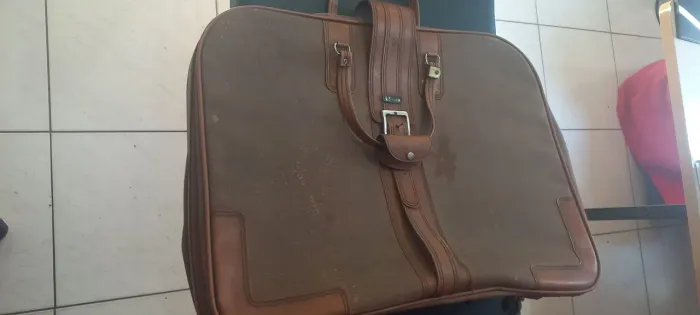 Mala vintage grande marrom com marcas de uso