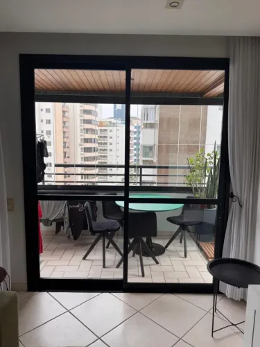 Porta de metal com duas folhas de correr preta com vidro ideal para sacada ou sala