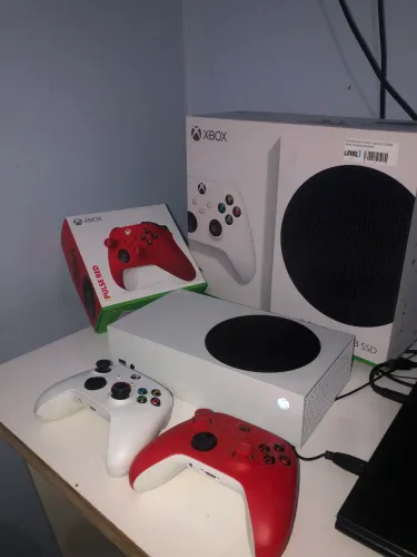 Xbox séries s + 2 controles (semi-novo)