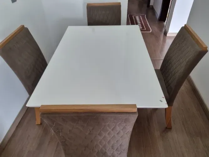 Mesa de jantar quadrada