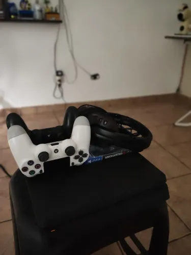 Playstation 4 com controles, jogos e headset 