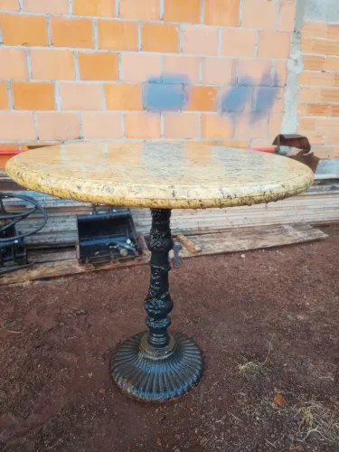 Mesa de ferro fundido com 4 cadeiras 