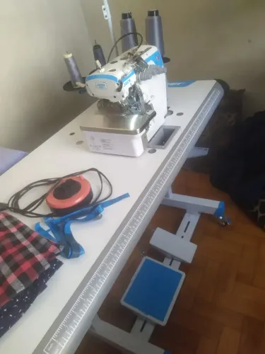 Vendo máquina overloque ponto cadeia imbutidor de costura novinha com garantia ainda .
