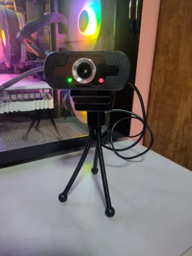 Webcam FullHD 1080p USB com microfone e base de suporte