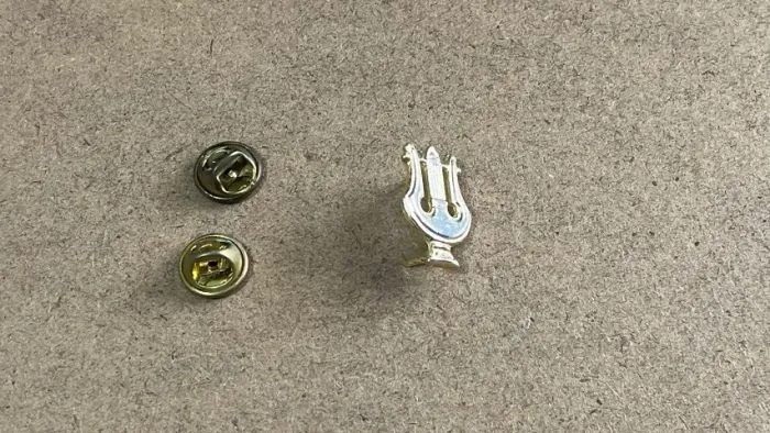 PIN, Botton Músico em metal dourado