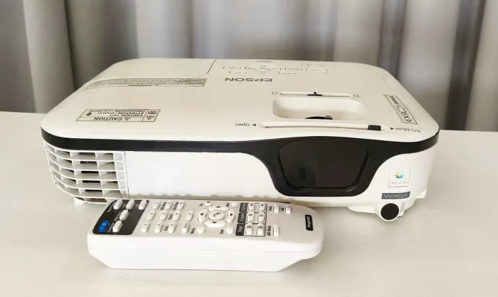 Projetor de vídeo EPSON W12+ HDMI USB WXGA HD NATIVO 720p TELÃO DE 300" POLEGADAS