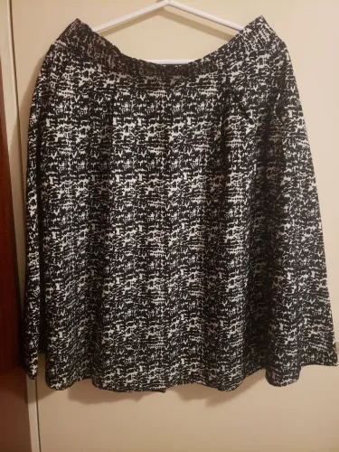 Saia h&m estampada preta e branca 38