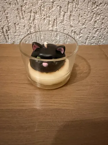 : Vela Decorativa Gatinho Preto no Copo com Tampa de Madeira (Vitrine)
