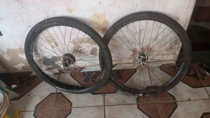 Quadro de bicicleta e dois pneus 