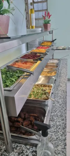 3 Balcões de self service ( 1 quente e frio, 1 somente quente, 1 somente frio)