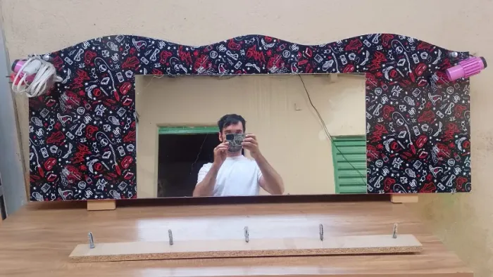 Espelho de Penteadeira com Suporte - Estilo Temático | Usado - A Retirar