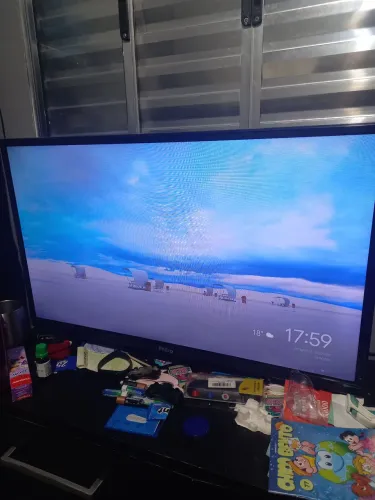 Televisão smart 32' sem controle remoto, com aparelho chromecast e roku tv