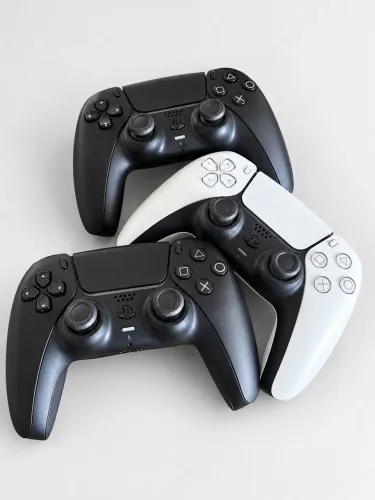 Kit com 3 Controles PS5 DualSense Originais - 2 Pretos + 1 Branco