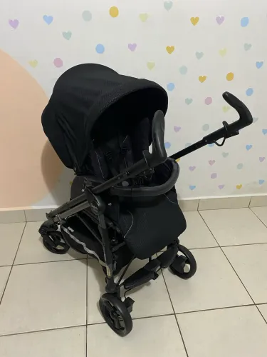 Carrinho de Bebê Burigotto guarda chuva - vira para os dois lados. Impecável 