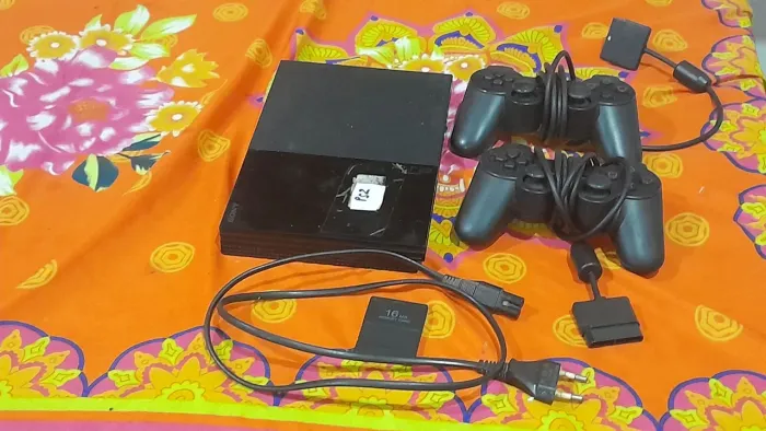 Play 2, memória card, 2 controles e cabo de força. Funcionando perfeitamente.