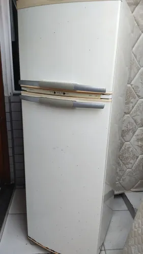 Geladeira Brastemp Frost Free 380 litros com defeito gelando pouco