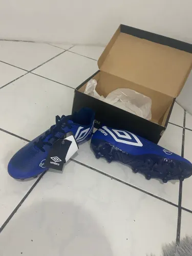 Chuteira umbro?NUNCA USADA?ta na entiqueta