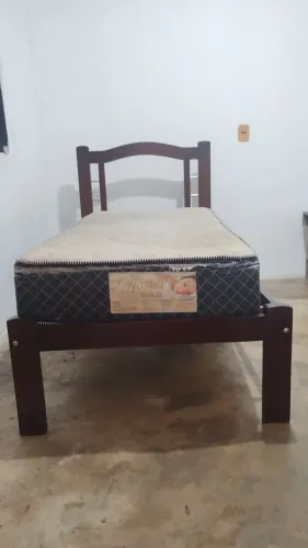 Cama e colchão de solteiro
