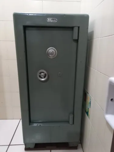 COFRE FORTE À VENDA - SEGURANÇA E QUALIDADE Cofre em excelente estado, muito resistent