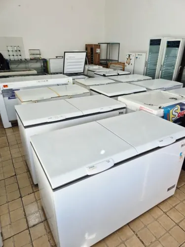 Freezers de diferentes modelos e tamanhos