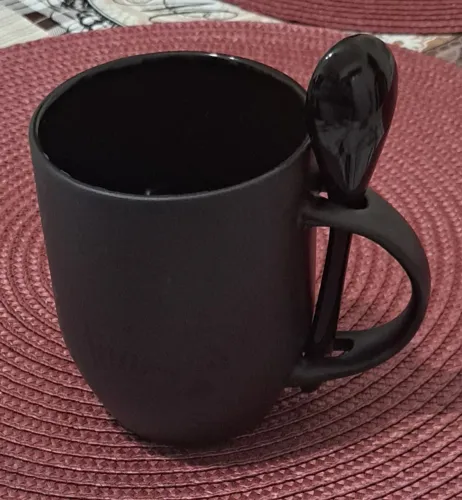Xicara muito linda de cerâmica vem com a colher de será mica ótimo pra resentear
