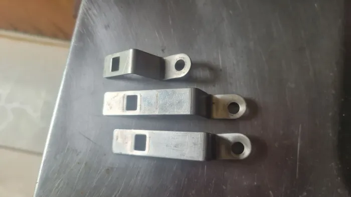 Suporte central prendedor de cabo de vela
