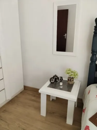 ESPELHO E MESINHA DE CANTO