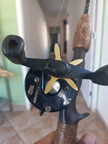 Vende-se Carretilha Abu Garcia 4600 C4 + Vara Sumax 1,60 m 17 Lbs