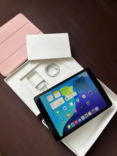 iPad 8ª Geração + Caixa e Acessórios