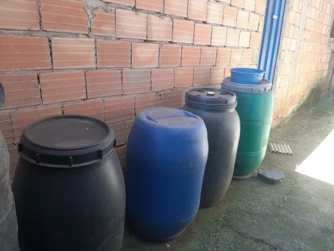 Vende-se galões plástico 200litros