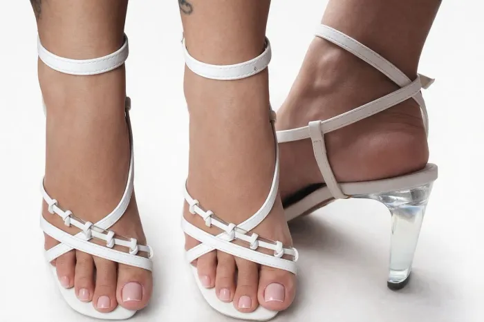 Sandália salto transparente