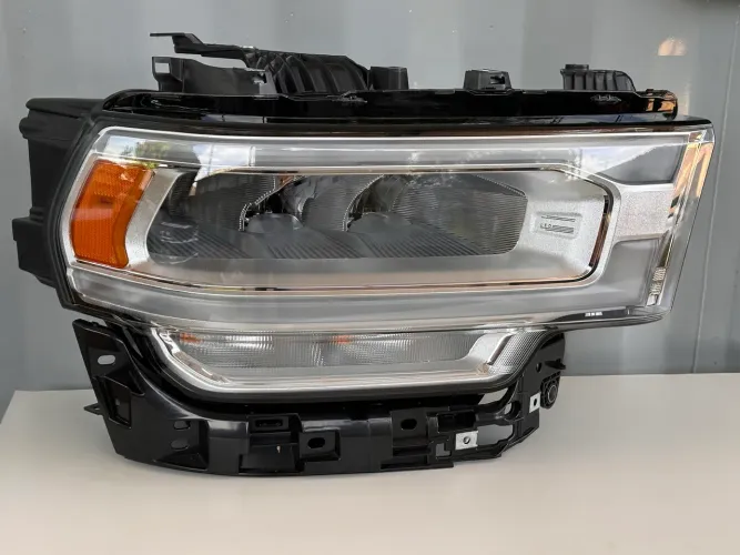 Farol RAM 3500 lado direito