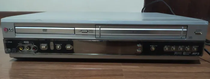 VÍDEO CASSETE VHS E DVD LG DC-596B