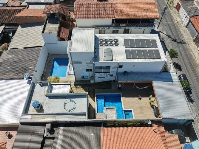 Casa em 2 lotes à venda no Cachoeirinha - 5 quartos, 4 suítes, 4 vagas, piscina, sauna, qu