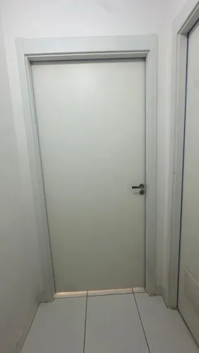 Porta de madeira com batente 210cm x 92cm