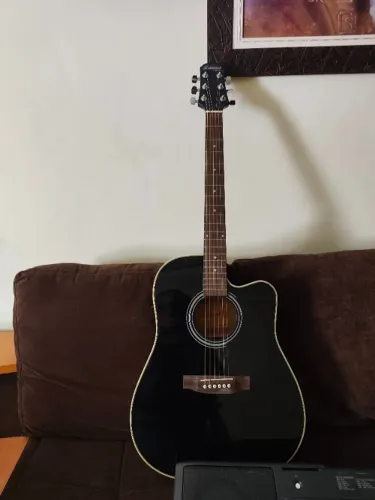 Violão, teclado, caixa e pedestal 