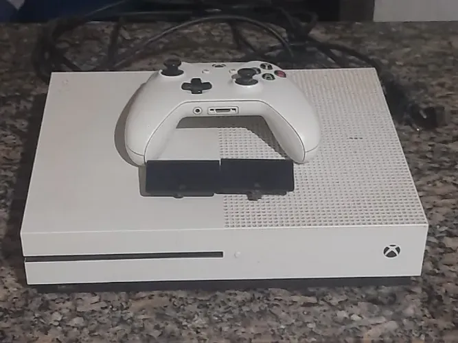 Xbox One S usado, vem com 2 baterias carregavéis.