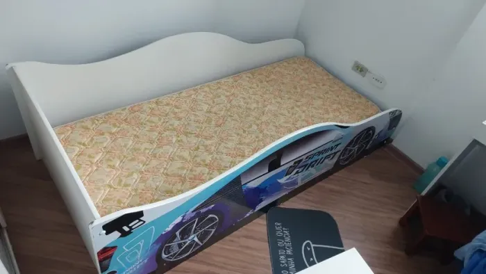 Cama infantil formato de carro com colchão