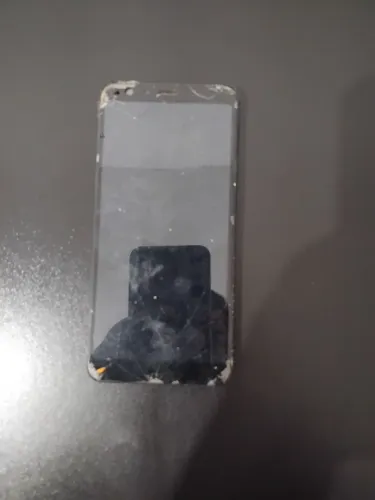 Celular com defeito, ótimo para reaproveitamento de peças.  