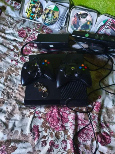XBOX 360 2 CONTROLES/KITNET/ DESBLOQUEADO COMPLETO OPORTUNIDADE!