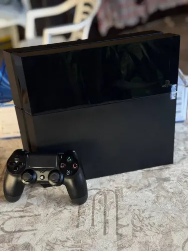 PlayStation 4 Fat 500GB (Black Piano) muito conservado+ Fifa 26 de brinde