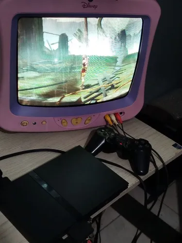 Playstation 2 Slim com controle original e jogos.