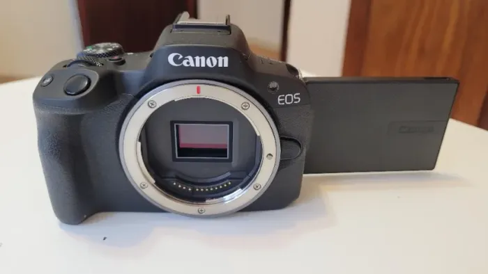 Câmera Canon R50
