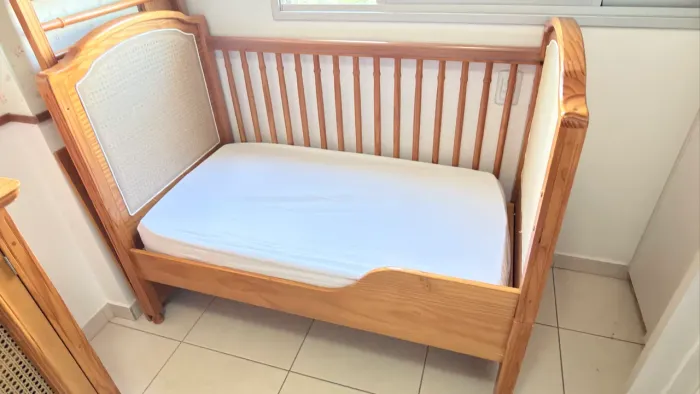 Berço/Cama Infantil em Madeira - Lindo e Conservado!