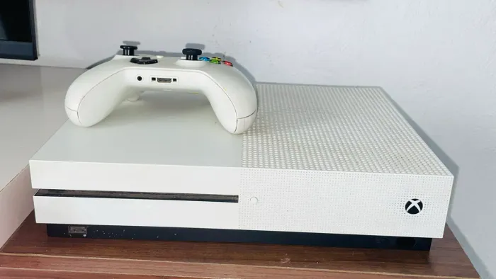XBOX ONE S 1TB (ACEITO TROCAS)