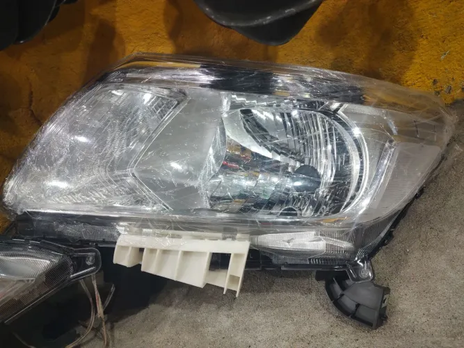 Farol Nissan frontier 17/19 
