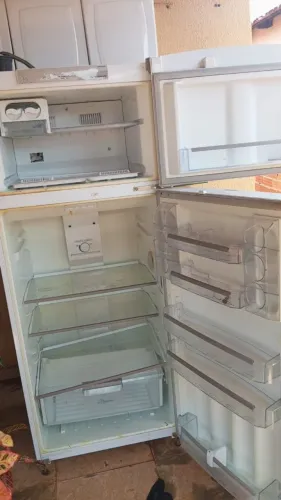 Vendo essa geladeira com um pequeno detalhe