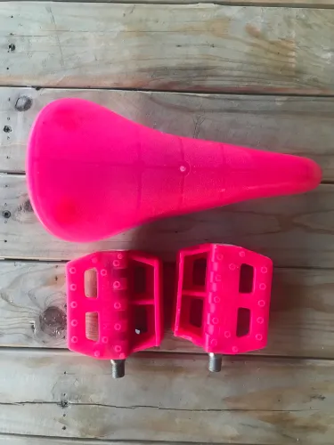 Kit pedal e selim Caloicross MBR rosa neon anos 80